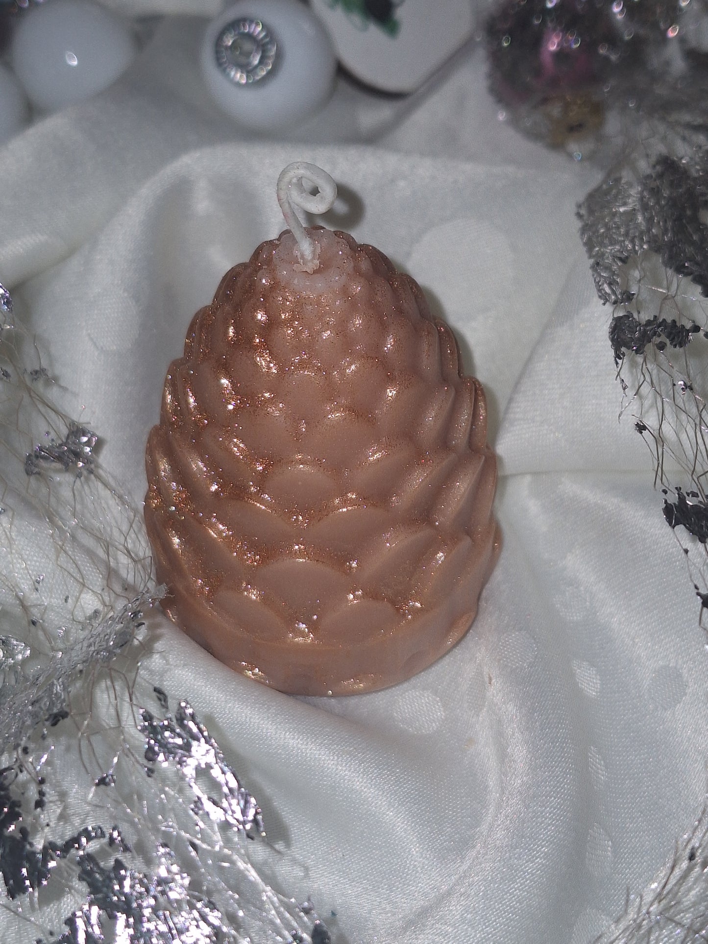 Bougie "Pomme de pin mordorée"