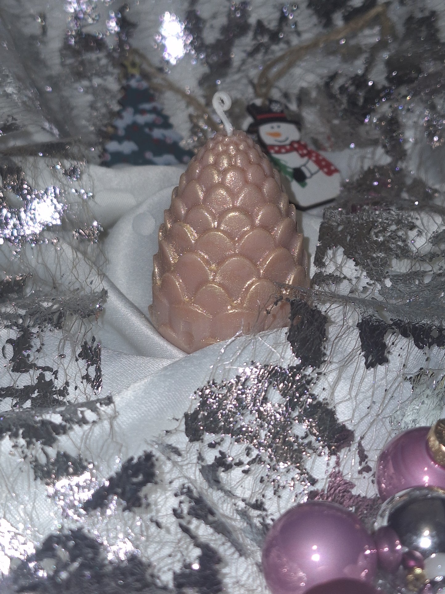 Bougie "Pomme de pin dorée"