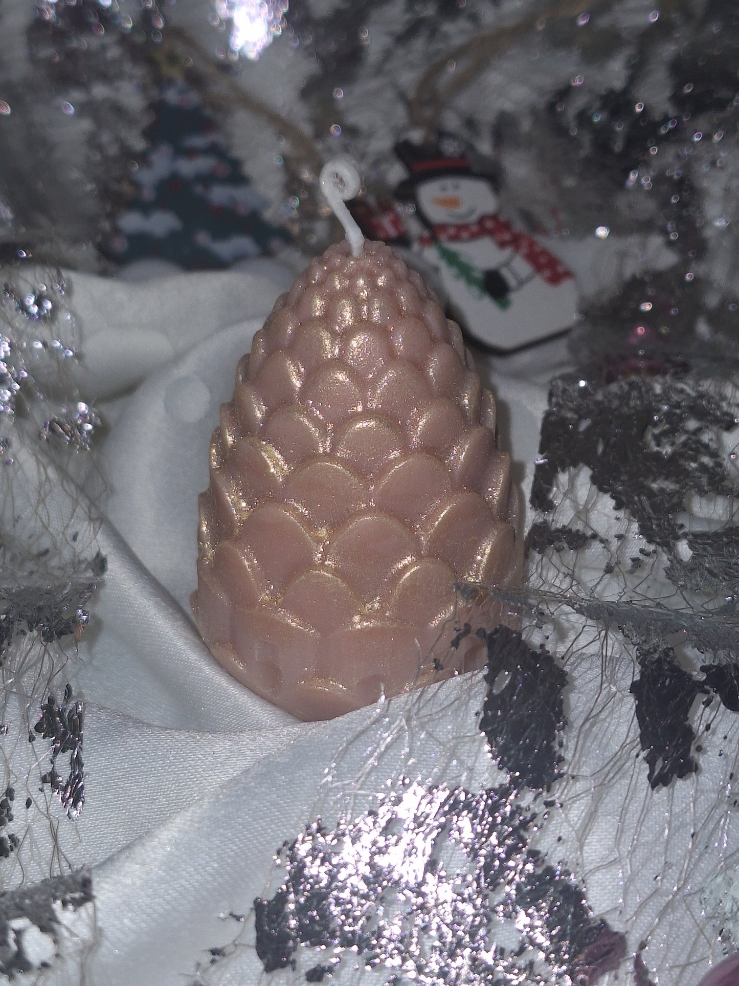 Bougie "Pomme de pin dorée"