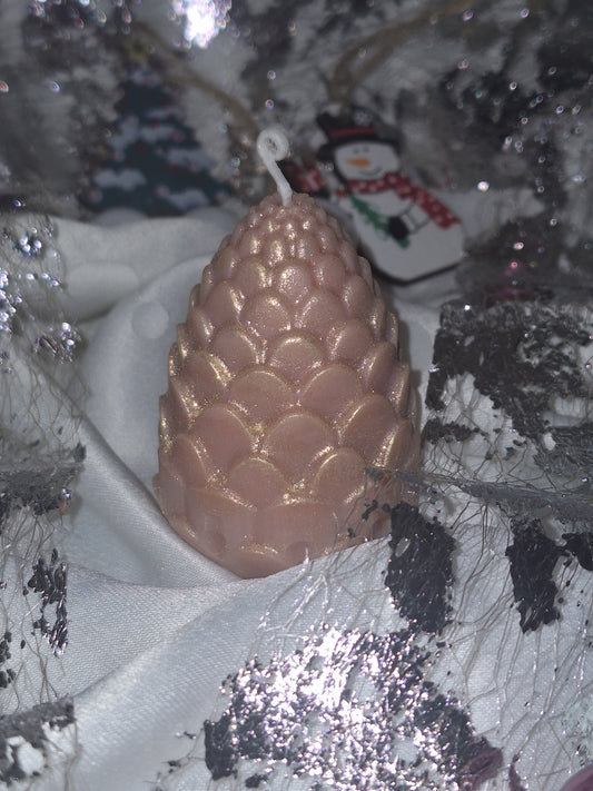 Bougie "Pomme de pin dorée"