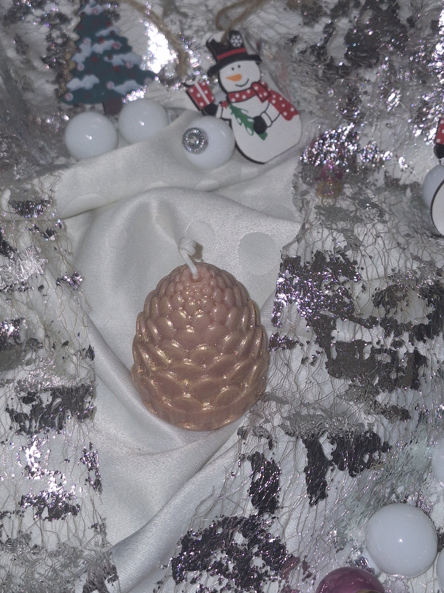 Bougie "Pomme de pin dorée"