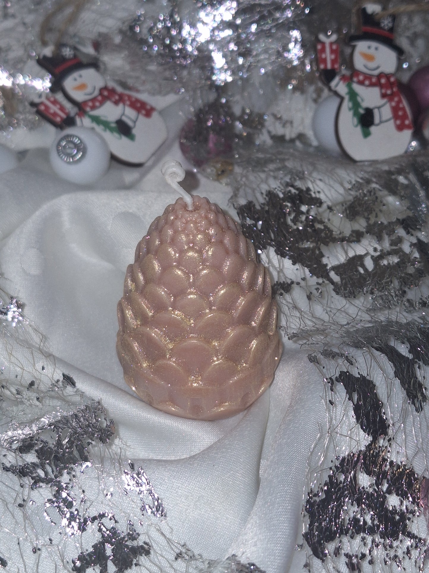 Bougie "Pomme de pin dorée"